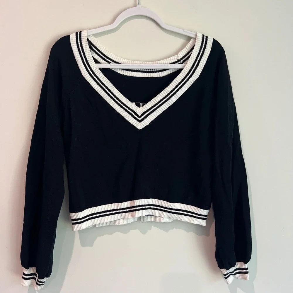 Live Your Truth Cropped V-Neck‎ Stretchy Black Sweater White Trim Junior Size L